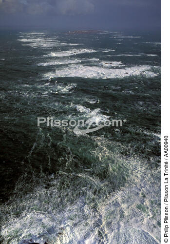 Ile de Sein en arrière plan, vagues au premier. - © Philip Plisson / Plisson La Trinité / AA00940 - Photo Galleries - Finistère
