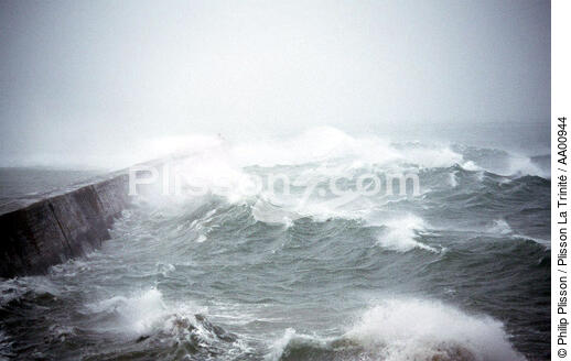 Tempête, éclat de vagues sur la jetée. - © Philip Plisson / Plisson La Trinité / AA00944 - Photo Galleries - Storm at sea