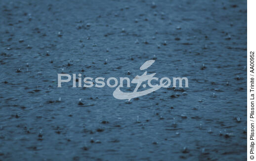 La pluie sur la mer. - © Philip Plisson / Plisson La Trinité / AA00952 - Photo Galleries - Rain