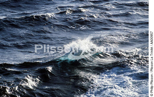 Mer agitée, train de vagues. - © Philip Plisson / Plisson La Trinité / AA00957 - Nos reportages photos - Gros temps