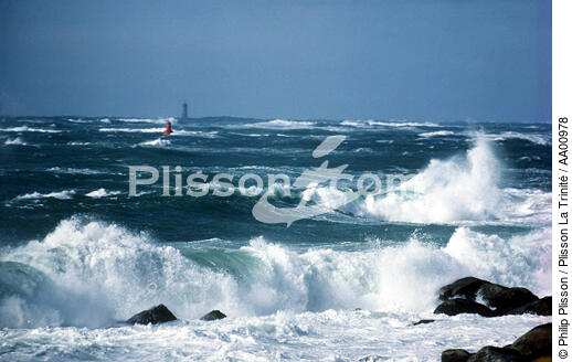Tempête, phare en arrière plan. - © Philip Plisson / Plisson La Trinité / AA00978 - Nos reportages photos - Phare
