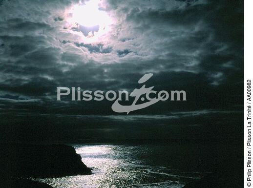 Lumière verte sur une côte sauvage. - © Philip Plisson / Plisson La Trinité / AA00982 - Nos reportages photos - Nuage