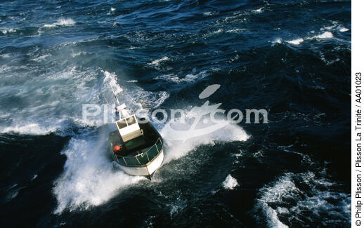 Bateau de pêche sur une mer agitée. - © Philip Plisson / Plisson La Trinité / AA01023 - Nos reportages photos - Bateau de pêche