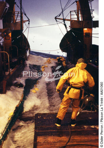 Chalutier Lorientais en pêche. - © Didier Perron / Plisson La Trinité / AA01060 - Photo Galleries - Storms