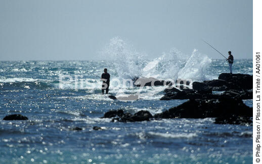 Pêcheur sur la côte sauvage. - © Philip Plisson / Plisson La Trinité / AA01061 - Nos reportages photos - Contre-jour