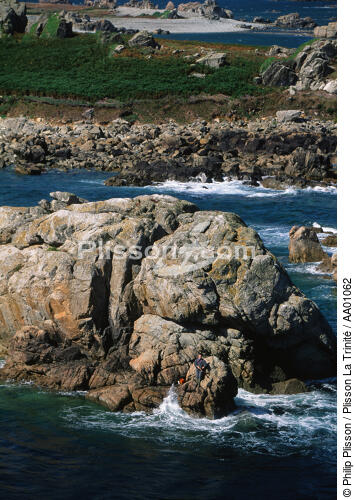 Pêcheur sur une côte sauvage. - © Philip Plisson / Plisson La Trinité / AA01062 - Nos reportages photos - Géomorphie