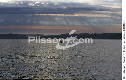 Bateau de pêche en contre-jour, au large de Douarnenez. - © Guillaume Plisson / Plisson La Trinité / AA01077 - Photo Galleries - Cloud