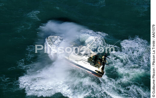 Le Monica II dans la houle. - © Guillaume Plisson / Plisson La Trinité / AA01079 - Photo Galleries - Storm at sea