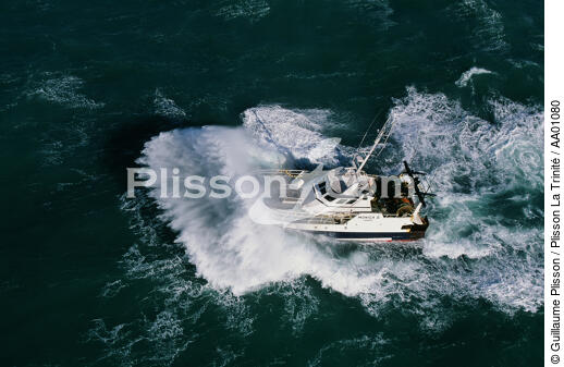 Le Monica II, pêche côtière sous gros temps. - © Guillaume Plisson / Plisson La Trinité / AA01080 - Nos reportages photos - Activité maritime