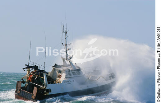 Eclat de vague sur le Monica II. - © Guillaume Plisson / Plisson La Trinité / AA01083 - Nos reportages photos - Ciel