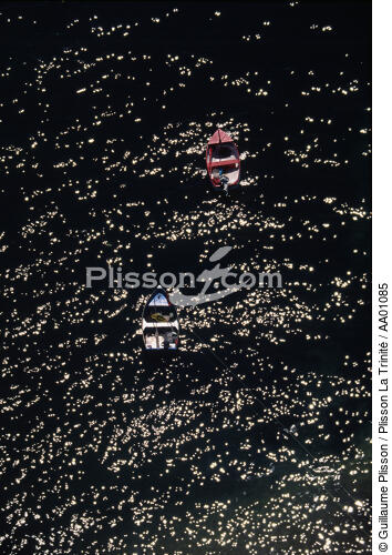 Barques en contre-jour. - © Guillaume Plisson / Plisson La Trinité / AA01085 - Nos reportages photos - Mouillage