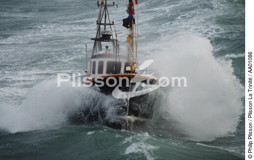 Bateau de pêche dans la houle. - © Philip Plisson / Plisson La Trinité / AA01086 - Nos reportages photos - Géomorphie