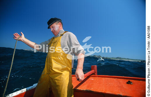 Pêcheur au large de Ouessant. - © Guillaume Plisson / Plisson La Trinité / AA01088 - Photo Galleries - Fisherman