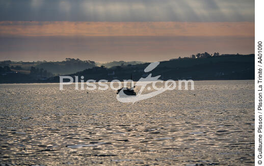 A l'aube, pêche au large de Douarnenez. - © Guillaume Plisson / Plisson La Trinité / AA01090 - Nos reportages photos - Petite pêche