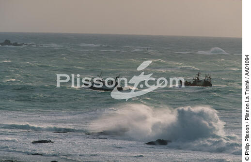 Retour de pêche - © Philip Plisson / Plisson La Trinité / AA01094 - Photo Galleries - Heavy swell
