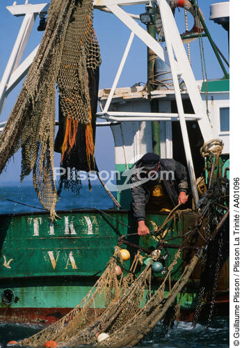Pêcheur tirant un filet à bord d'un chalutier. - © Guillaume Plisson / Plisson La Trinité / AA01096 - Nos reportages photos - Vertical