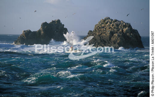 Pêche dans le Raz de Sein. - © Philip Plisson / Plisson La Trinité / AA01097 - Nos reportages photos - Mer d'Iroise