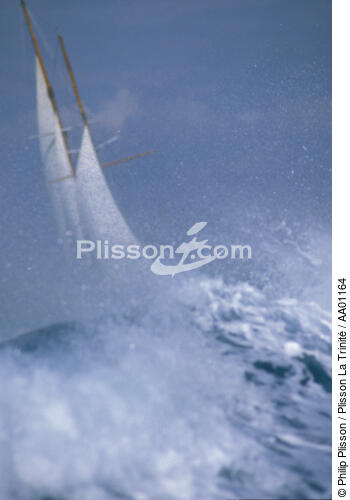Voilier derrière une vague. - © Philip Plisson / Plisson La Trinité / AA01164 - Photo Galleries - Storm at sea
