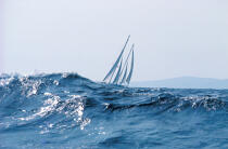 Voiles derrière une vague. © Philip Plisson / Plisson La Trinité / AA01166 - Photo Galleries - Yachting