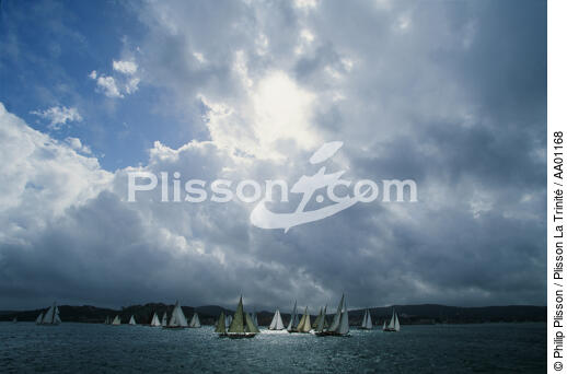 Flotte de voiliers sous les nuages, Nioulargue. - © Philip Plisson / Plisson La Trinité / AA01168 - Photo Galleries - Cloud-break