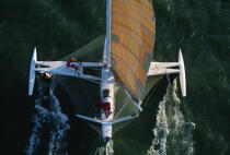 Vue en plongée de l'Hydroptère. © Philip Plisson / Plisson La Trinité / AA01179 - Nos reportages photos - Contre-jour