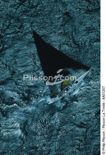 Un 12 m JI en contre jour. - © Philip Plisson / Plisson La Trinité / AA01207 - Photo Galleries - Freemantle 1987