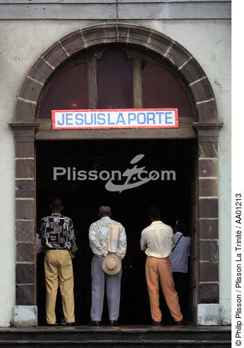 Devant l'église en Martinique. - © Philip Plisson / Plisson La Trinité / AA01213 - Nos reportages photos - Eglise