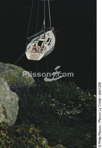 Bronzage sur un monocoque de croisière. - © Philip Plisson / Plisson La Trinité / AA01229 - Nos reportages photos - Terme marin