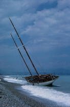 Bateau de croisière sur une plage. © Philip Plisson / Plisson La Trinité / AA01233 - Photo Galleries - Running aground