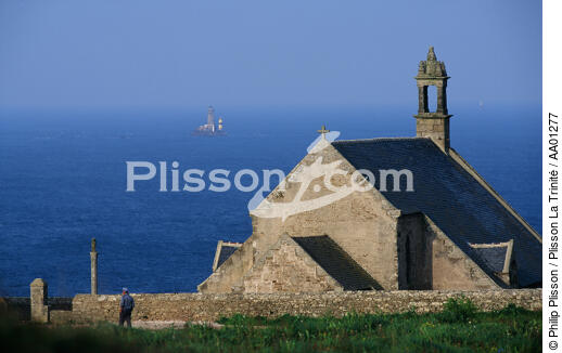 La Vieille en arrière plan d'une chapelle. - © Philip Plisson / Plisson La Trinité / AA01277 - Photo Galleries - Lighthouse
