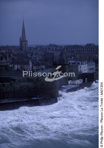 Tempête sur Saint Malo. - © Philip Plisson / Plisson La Trinité / AA01304 - Nos reportages photos - Côte sauvage