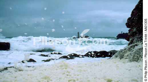 Ecume des vagues pendant une tempête sur Ouessant. - © Philip Plisson / Plisson La Trinité / AA01305 - Photo Galleries - Maritime Signals