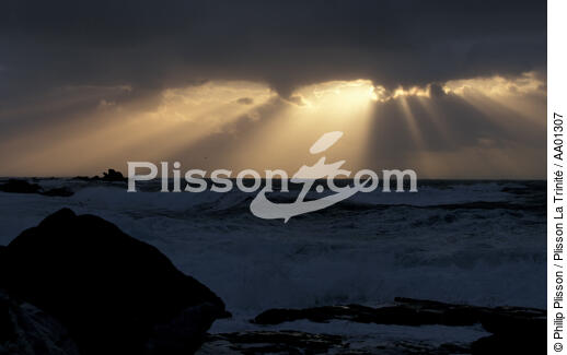 Trouée de lumière pendant une tempête à Penmarc'h. - © Philip Plisson / Plisson La Trinité / AA01307 - Photo Galleries - Weather
