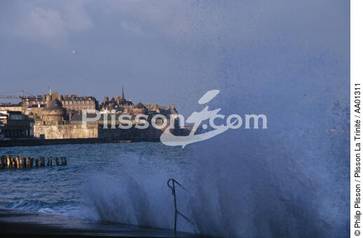 Eclat de vague sur Saint Malo. - © Philip Plisson / Plisson La Trinité / AA01311 - Photo Galleries - Historical monument