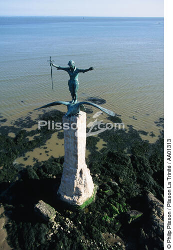 Monument aux morts en bord de mer, Saint Nazaire. - © Philip Plisson / Plisson La Trinité / AA01313 - Nos reportages photos - Marée