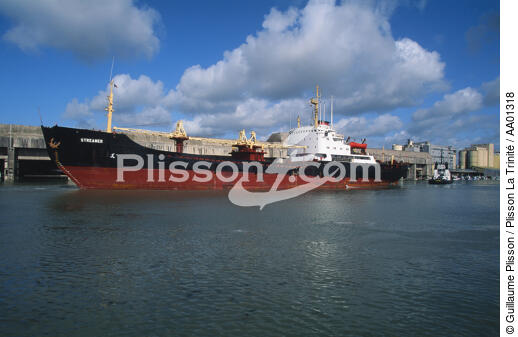 Cargo à Saint Nazaire. - © Guillaume Plisson / Plisson La Trinité / AA01318 - Nos reportages photos - Port