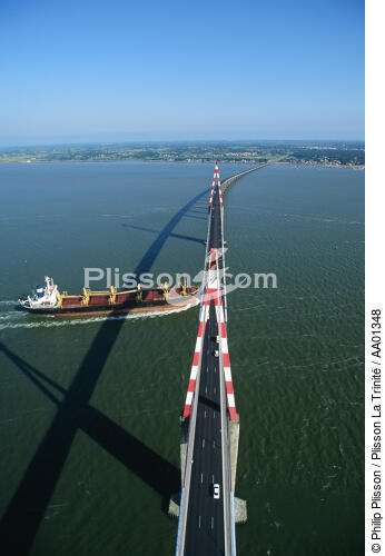 Cargo passant sous le Pont de Saint-Nazaire. - © Philip Plisson / Plisson La Trinité / AA01348 - Nos reportages photos - Transport maritime