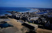 Vue sur Saint-Malo intra-muros. © Philip Plisson / Plisson La Trinité / AA01378 - Photo Galleries - Low tide