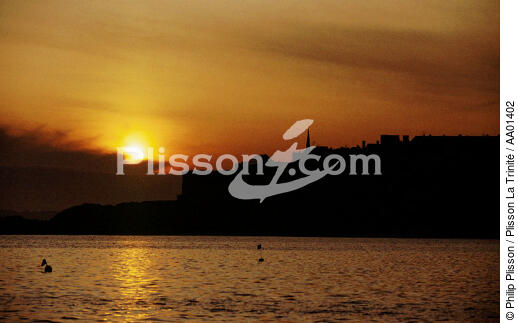 Coucher de soleil sur Saint-Malo. - © Philip Plisson / Plisson La Trinité / AA01402 - Photo Galleries - Saint-Malo