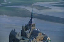 Gros plan du Mont-Saint-Michel. © Philip Plisson / Plisson La Trinité / AA01425 - Nos reportages photos - Marée basse