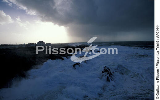 Trouée de lumière sur Saint-Guénolé. - © Guillaume Plisson / Plisson La Trinité / AA01444 - Photo Galleries - Storm at sea