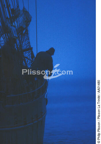 Caboteur irlandais croisé au petit matin à la sortie de Port-Rhu - © Philip Plisson / Plisson La Trinité / AA01480 - Nos reportages photos - Nuit