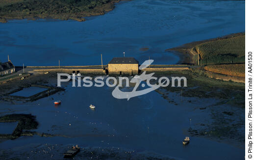 Moulin à marées de Locmariaquer. - © Philip Plisson / Plisson La Trinité / AA01530 - Photo Galleries - Morbihan