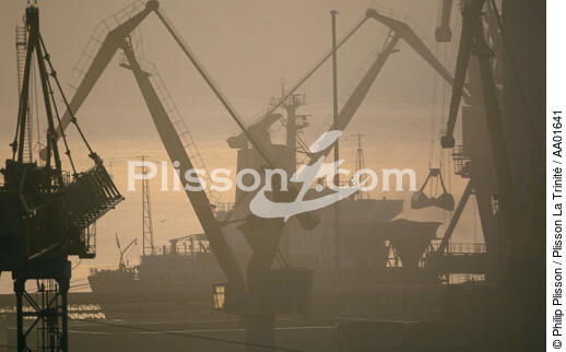 Dans le port de Brest. - © Philip Plisson / Plisson La Trinité / AA01641 - Nos reportages photos - Brest