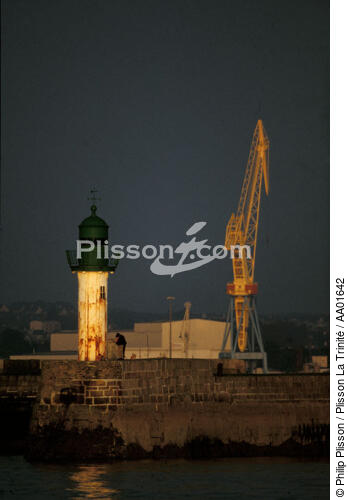 Feu de port de Brest. - © Philip Plisson / Plisson La Trinité / AA01642 - Nos reportages photos - Construction