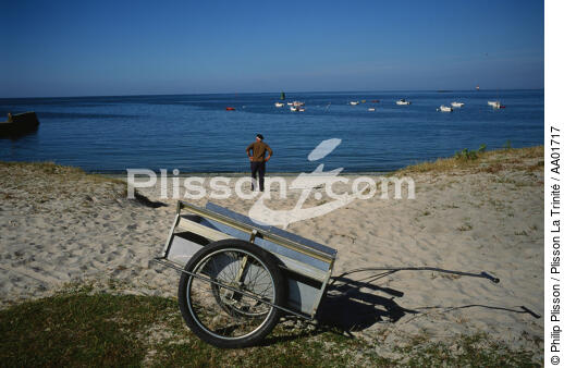 Un homme sur une plage à Hoëdic. - © Philip Plisson / Plisson La Trinité / AA01717 - Nos reportages photos - 3e âge