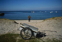 Un homme sur une plage à Hoëdic. © Philip Plisson / Plisson La Trinité / AA01717 - Nos reportages photos - 3e âge