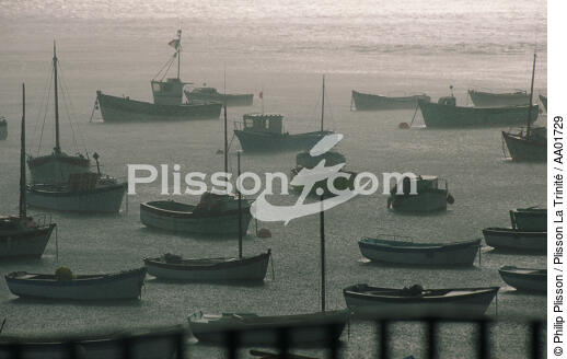 Bateaux au mouillage à Molène. - © Philip Plisson / Plisson La Trinité / AA01729 - Nos reportages photos - Mer d'Iroise