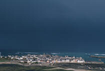 Ciel gris sur l'Ile de Sein. © Guillaume Plisson / Plisson La Trinité / AA01732 - Nos reportages photos - Ciel de grain