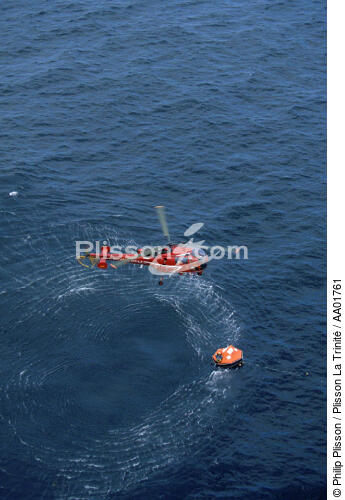 Hélicoptère au-dessus d'un canot de survie. - © Philip Plisson / Plisson La Trinité / AA01761 - Nos reportages photos - Sauvetage en mer